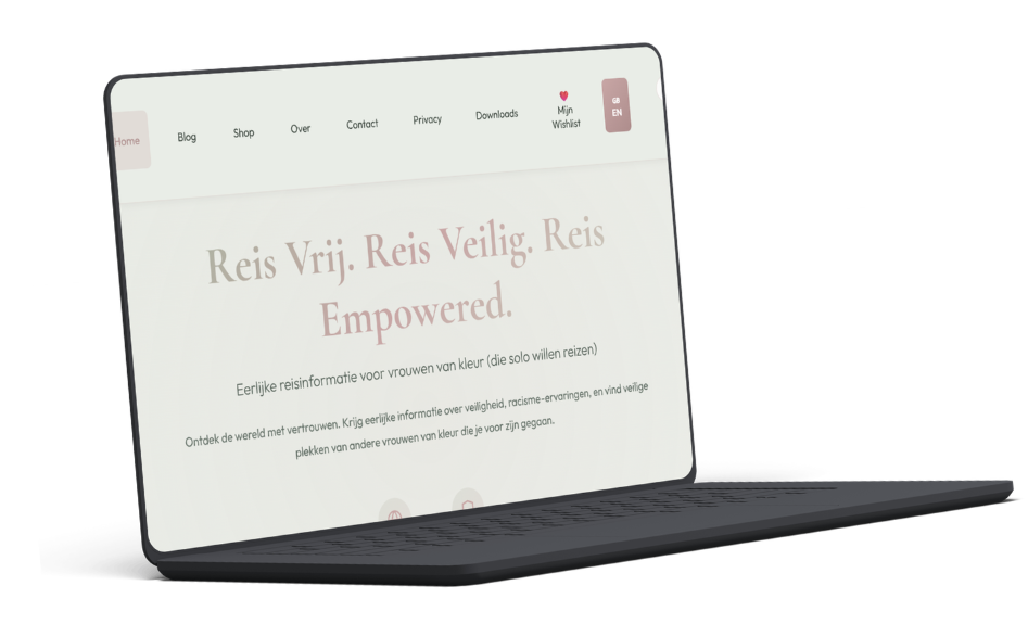 Laptop met de Safe Sisters Travel website met de tekst 'Reis Vrij. Reis Veilig. Reis Empowered.'.