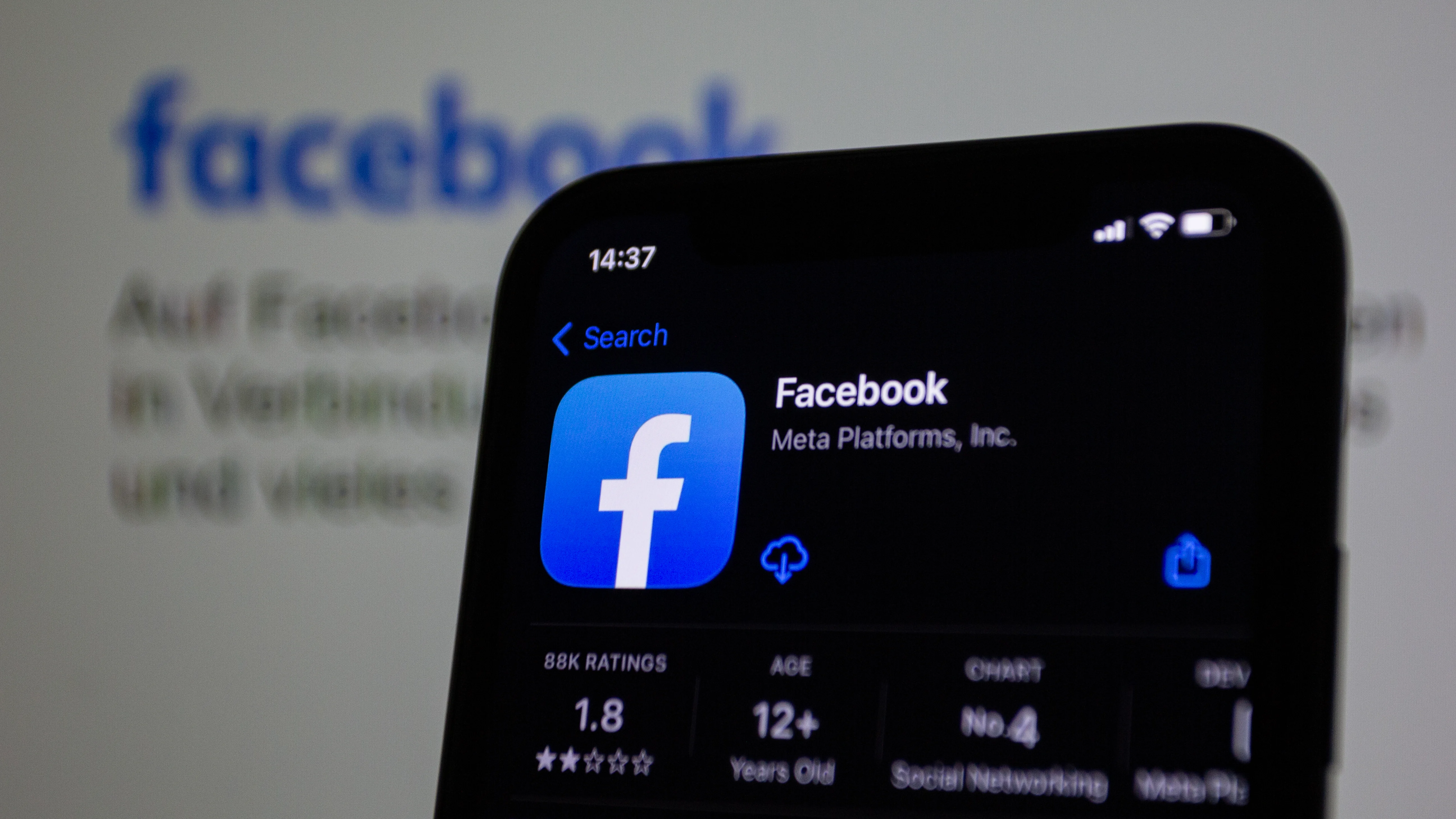 Facebook app in de App Store op een smartphone.