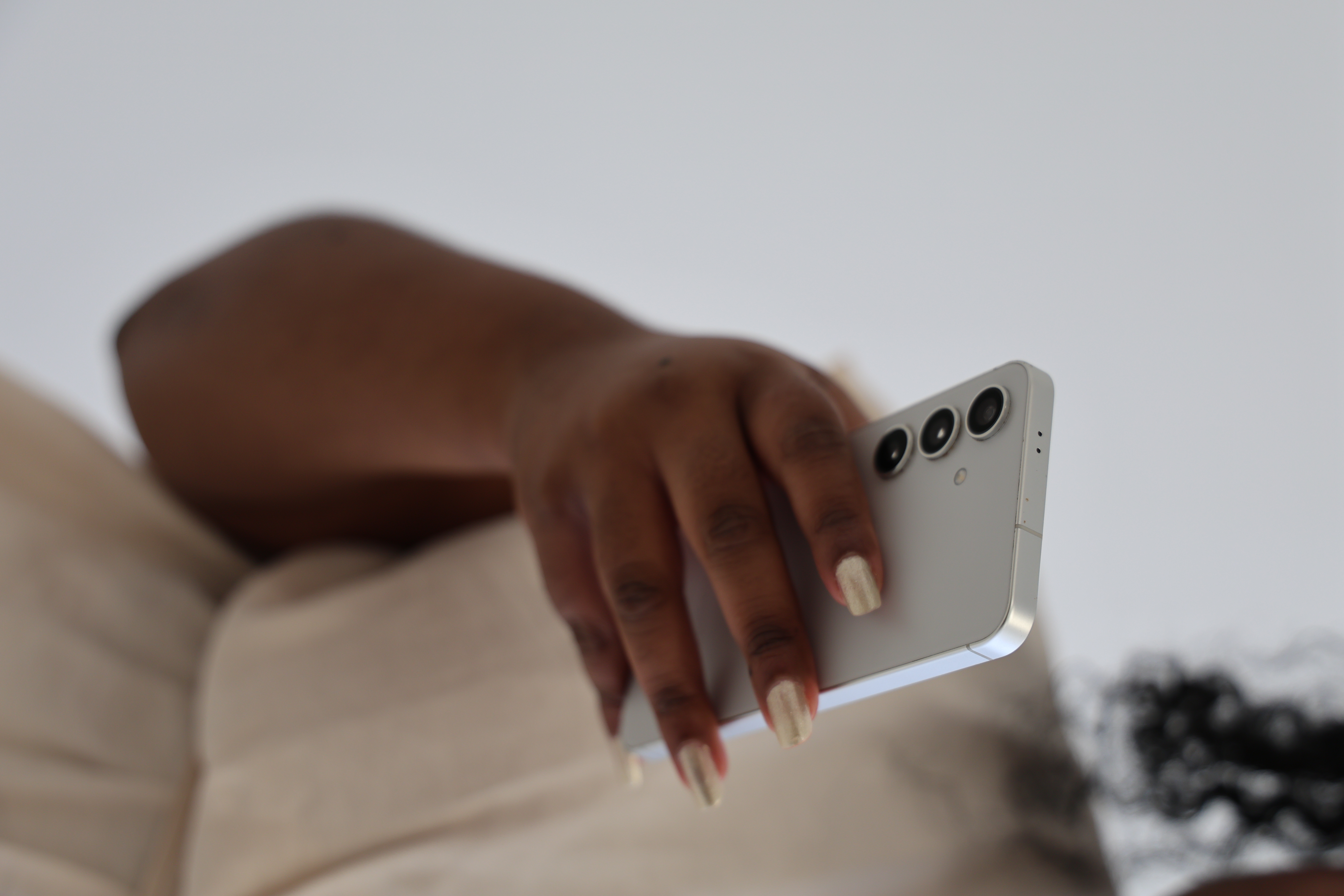 Seliena Conep met telefoon
